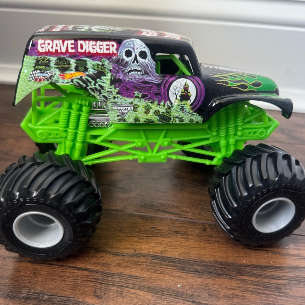 Hot Wheels Monster Jam Grave Digger Truck 1:24 Die cast Metal Mattel 4x Champ - Picture 5 of 9